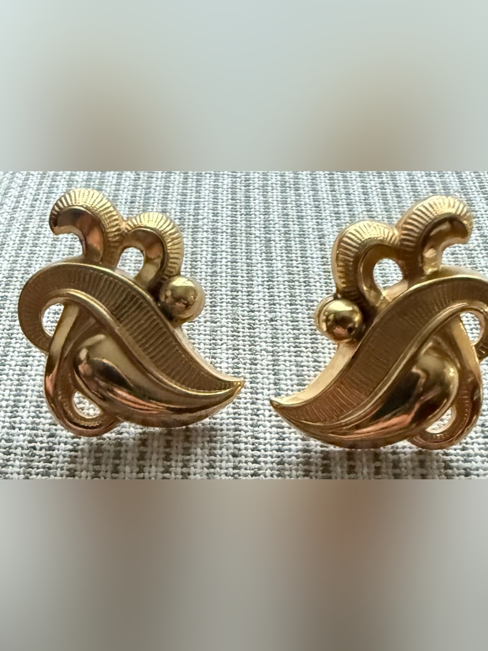 Paisley Clip-On Gold-Tone Vintage Screw-back earrings